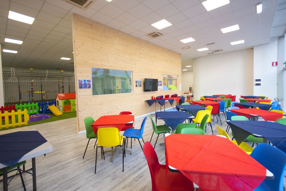 Sala feste con tavoli colorati